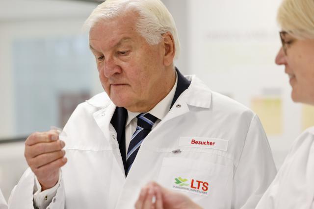 16 October 2025, Rhineland-Palatinate, Andernach: German President Frank-Walter Steinmeier visits the company LTS Lohmann Therapie-Systeme during his visit to Andernach. Photo: Thomas Banneyer/dpa