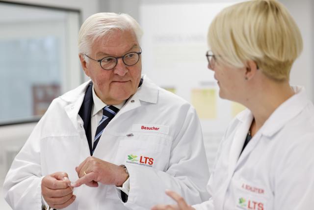 16 October 2025, Rhineland-Palatinate, Andernach: German President Frank-Walter Steinmeier visits the company LTS Lohmann Therapie-Systeme during his visit to Andernach. Photo: Thomas Banneyer/dpa