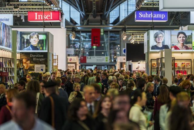 16 October 2025, Hesse, Frankfurt/Main: Trade visitors are in Hall 3. The Guest of Honour country at the 77th Frankfurter Buchmesse (15-19 October 2025) is the Philippines. October 15 - 18, 2025 is reserved for trade visitors, the remaining days for all interested parties. Photo: Andreas Arnold/dpa