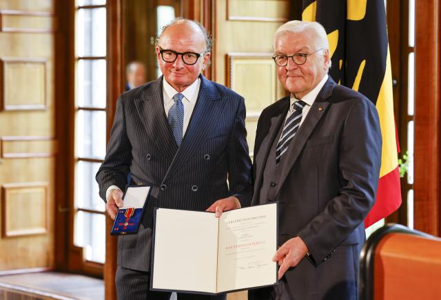 16 October 2025, Rhineland-Palatinate, Andernach: German President Frank-Walter Steinmeier awards Achim Huetten the Federal Cross of Merit on Ribbon at Namedy Castle. Photo: Thomas Banneyer/dpa
