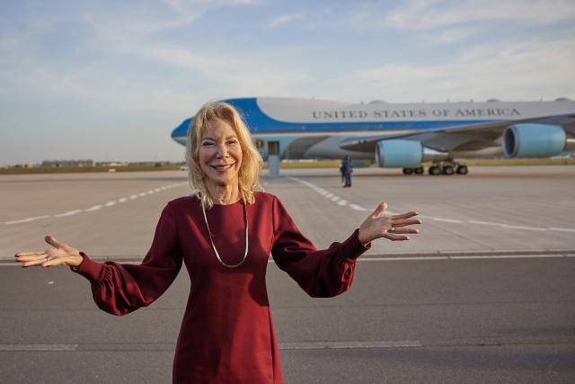 FILED - 18 October 2024, Brandenburg, Schoenefeld: Former US ambassador to Germany Amy Gutmann stands in front of Air Force One to attend the farewell ceremony for US President Joe Biden. Amy Gutmann, and the Israeli physicist Daniel Zajfman are to receive the Jewish Museum in Berlin's prize for understanding and tolerance. Photo: Jörg Carstensen/dpa