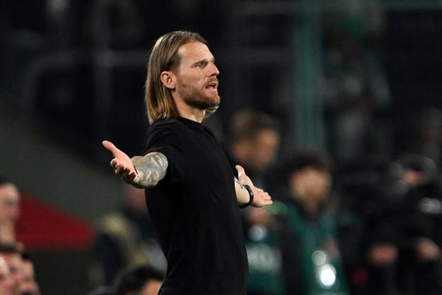 FILED - 27 September 2025, North Rhine-Westphalia, Mönchengladbach: Moenchengladbach coach Eugen Polanski gives instructions during the German Bundesliga soccer match between Borussia Moenchengladbach and Eintracht Frankfurt at the Stadion im Borussia-Park. Polanski will remain Borussia Mönchengladbach coach for the time being, new sporting director Rouven Schröder said during his presentation on Thursday. Photo: Federico Gambarini/dpa - IMPORTANT NOTICE: DFL and DFB regulations prohibit any use of photographs as image sequences and/or quasi-video.