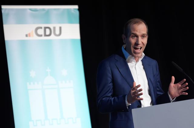 16 October 2025, Hamburg: Dennis Thering (R), party chairman of the 
Christian Democratic Union of Germany (CDU) Hamburg, speaks during the state party conference of the CDU Hamburg in the Buergerhaus Wilhelmsburg. Photo: Marcus Brandt/dpa