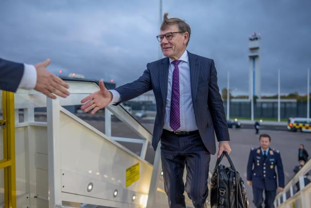 17 October 2025, Brandenburg, Schoenefeld: Johann Wadephul, Foreign Minister, boards a plane at the airport to fly to Turkey. The meeting with his counterpart focuses on efforts to implement US President Trump's Gaza peace plan. Photo: Michael Kappeler/dpa
