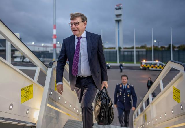 17 October 2025, Brandenburg, Schoenefeld: Johann Wadephul, Foreign Minister, boards a plane at the airport to fly to Turkey. The meeting with his counterpart focuses on efforts to implement US President Trump's Gaza peace plan. Photo: Michael Kappeler/dpa