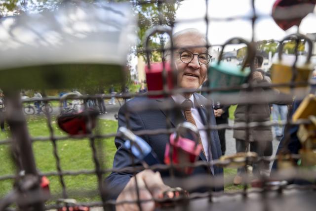 FILED - 14 October 2025, Rhineland-Palatinate, Andernach: German President Frank-Walter Steinmeier stands in front of a lattice with love locks. Photo: Thomas Banneyer/dpa