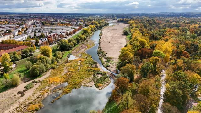17 October 2025, Saxony-Anhalt, Magdeburg: The autumnally colored Rotehorn city park on the Alte Elbe in the state capital now shows bright colors (shot with drone). It is set to become sunnier again in the coming days. Photo: Peter Gercke/dpa
