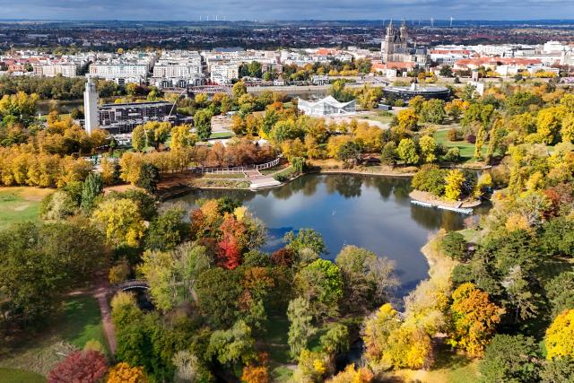17 October 2025, Saxony-Anhalt, Magdeburg: The Rotehorn city park in the state capital is now showing its autumnal colors (drone shot). It is set to become sunnier again in the coming days. Photo: Peter Gercke/dpa