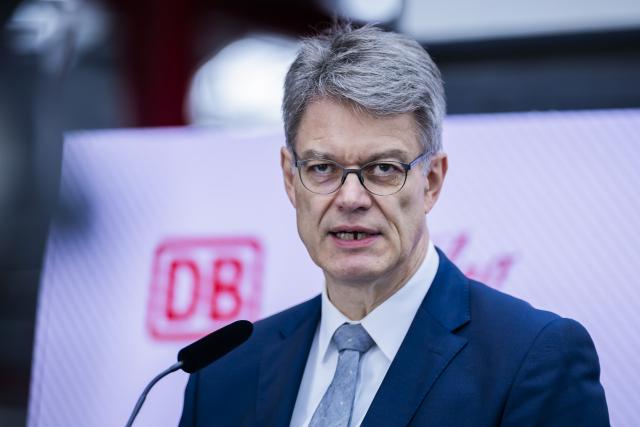 17 October 2025, Berlin: Patrick Schnieder, German Minister of Transport, speaks at the premiere of Deutsche Bahn's new ICE L at Berlin Ostbahnhof. For the first time, Deutsche Bahn presented the complete train, which among other things offers stepless boarding, to the public at Berlin Ostbahnhof. Photo: Christoph Soeder/dpa