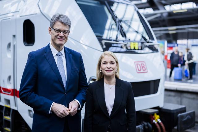 17 October 2025, Berlin: Patrick Schnieder, German Minister of Transport, Evelyn Palla, CEO of DB, stand in front of Deutsche Bahn's new ICE L train at Berlin Ostbahnhof during its premiere. For the first time, Deutsche Bahn presented the complete train, which offers, among other things, stepless boarding, to the public at Berlin Ostbahnhof. Photo: Christoph Soeder/dpa