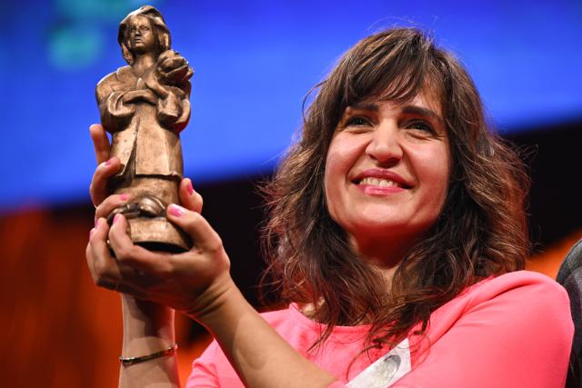 17 October 2025, Hesse, Frankfurt/Main: German illustrator Maren Amini holds the Momo trophy during the German Youth Literature Award 2025 ceremony at the 77th Frankfurter Book Fair. Photo: Arne Dedert/dpa
