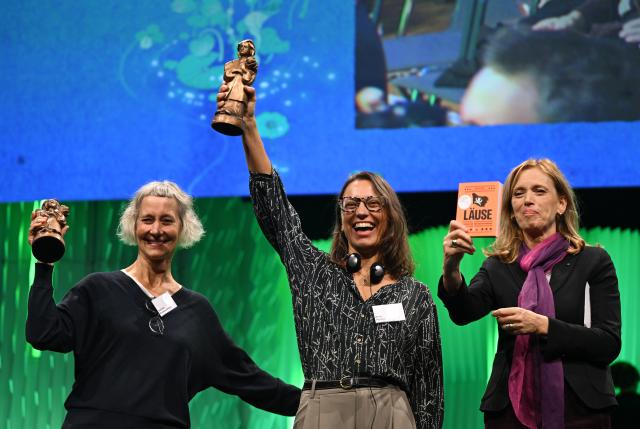 17 October 2025, Hesse, Frankfurt/Main: (L-R) German translator Stefanie Kuballa-Cottone and Spanish author Berta Paramo are presented with the Momo Trophy by German Minister for Family Affairs, Senior Citizens, Women and Youth Karin Prien during the German Youth Literature Award 2025 ceremony at the 77th Frankfurter Book Fair. Photo: Arne Dedert/dpa