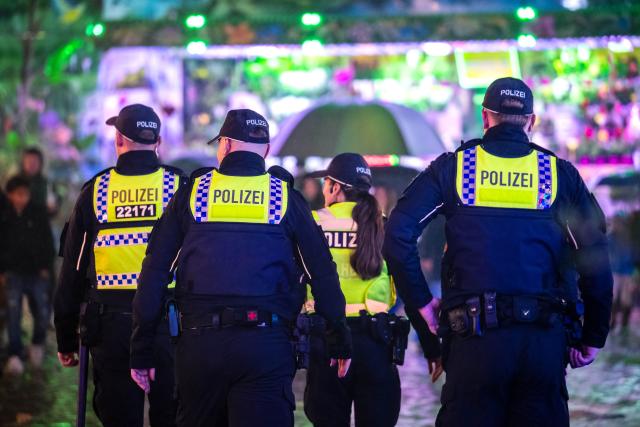 17 October 2025, Bremen: Police officers walk through the 990th Freimarkt on the Buergerweide. The Bremen Freimarkt, one of the oldest folk festivals in Germany, is open from October 17 to November 2. Photo: Sina Schuldt/dpa