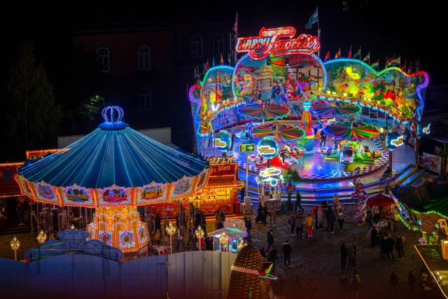 17 October 2025, Bremen: A view of the 990th Freimarkt on the Buergerweide. The Bremen Freimarkt, one of the oldest folk festivals in Germany, is open from October 17 to November 2. Photo: Sina Schuldt/dpa