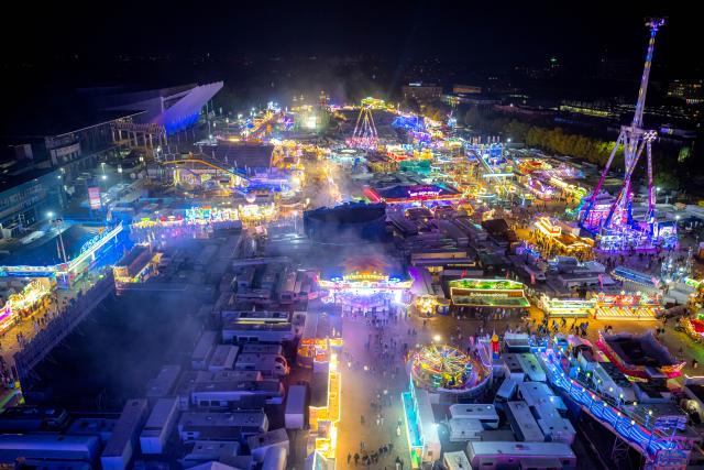 17 October 2025, Bremen: A general view of the 990th Freimarkt on the Buergerweide. The Bremen Freimarkt, one of the oldest folk festivals in Germany, is open from October 17 to November 2. Photo: Sina Schuldt/dpa