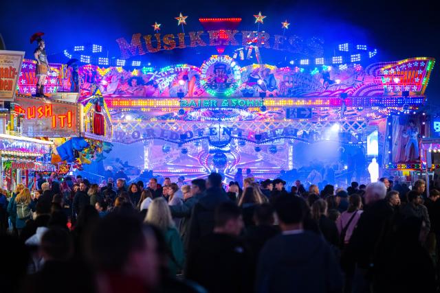 17 October 2025, Bremen: A view of the 990th Freimarkt on the Buergerweide. The Bremen Freimarkt, one of the oldest folk festivals in Germany, is open from October 17 to November 2. Photo: Sina Schuldt/dpa