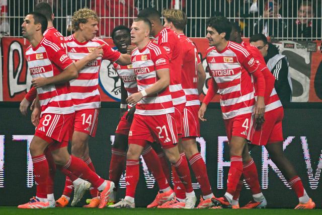 17 October 2025, Berlin: Union Berlin players celebrate their side's first goal during the German Bundesliga soccer match between 1. FC Union Berlin and Borussia Moenchengladbach at An der Alten Foersterei. Photo: Soeren Stache/dpa - WICHTIGER HINWEIS: Gemäß den Vorgaben der DFL Deutsche Fußball Liga bzw. des DFB Deutscher Fußball-Bund ist es untersagt, in dem Stadion und/oder vom Spiel angefertigte Fotoaufnahmen in Form von Sequenzbildern und/oder videoähnlichen Fotostrecken zu verwerten bzw. verwerten zu lassen.