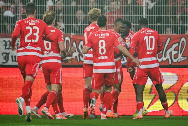 17 October 2025, Berlin: Union Berlin players celebrate their side's first goal during the German Bundesliga soccer match between 1. FC Union Berlin and Borussia Moenchengladbach at An der Alten Foersterei. Photo: Soeren Stache/dpa - WICHTIGER HINWEIS: Gemäß den Vorgaben der DFL Deutsche Fußball Liga bzw. des DFB Deutscher Fußball-Bund ist es untersagt, in dem Stadion und/oder vom Spiel angefertigte Fotoaufnahmen in Form von Sequenzbildern und/oder videoähnlichen Fotostrecken zu verwerten bzw. verwerten zu lassen.