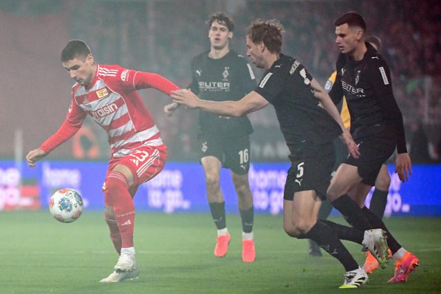 17 October 2025, Berlin: Union Berlin's Andrej Ilic (L) and Borussia Moenchengladbach's Marvin Friedrich battle for the ball during the German Bundesliga soccer match between 1. FC Union Berlin and Borussia Moenchengladbach at An der Alten Foersterei. Photo: Soeren Stache/dpa - WICHTIGER HINWEIS: Gemäß den Vorgaben der DFL Deutsche Fußball Liga bzw. des DFB Deutscher Fußball-Bund ist es untersagt, in dem Stadion und/oder vom Spiel angefertigte Fotoaufnahmen in Form von Sequenzbildern und/oder videoähnlichen Fotostrecken zu verwerten bzw. verwerten zu lassen.
