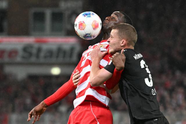 17 October 2025, Berlin: Union Berlin's Ilyas Ansah (L) and Borussia Moenchengladbach's Nico Elvedi battle for the ball during the German Bundesliga soccer match between 1. FC Union Berlin and Borussia Moenchengladbach at An der Alten Foersterei. Photo: Soeren Stache/dpa - WICHTIGER HINWEIS: Gemäß den Vorgaben der DFL Deutsche Fußball Liga bzw. des DFB Deutscher Fußball-Bund ist es untersagt, in dem Stadion und/oder vom Spiel angefertigte Fotoaufnahmen in Form von Sequenzbildern und/oder videoähnlichen Fotostrecken zu verwerten bzw. verwerten zu lassen.