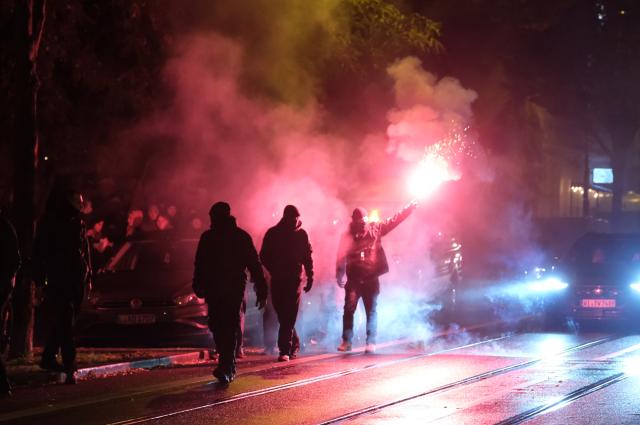 17 October 2025, Saxony, Leipzig: Left-wing masked activists set off pyrotechnics on Eisenbahnstrasse during a spontaneous demonstration to protest against the eviction of squats. Photo: Sebastian Willnow/dpa