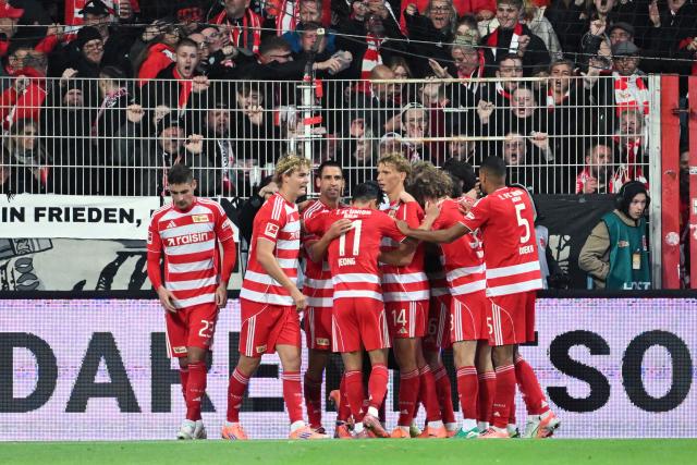 17 October 2025, Berlin: Union Berlin's Rani Khedira (3rd L) celebrates scoring his side's third goal with teammates during the German Bundesliga soccer match between 1. FC Union Berlin and Borussia Moenchengladbach at An der Alten Foersterei. Photo: Soeren Stache/dpa - WICHTIGER HINWEIS: Gemäß den Vorgaben der DFL Deutsche Fußball Liga bzw. des DFB Deutscher Fußball-Bund ist es untersagt, in dem Stadion und/oder vom Spiel angefertigte Fotoaufnahmen in Form von Sequenzbildern und/oder videoähnlichen Fotostrecken zu verwerten bzw. verwerten zu lassen.