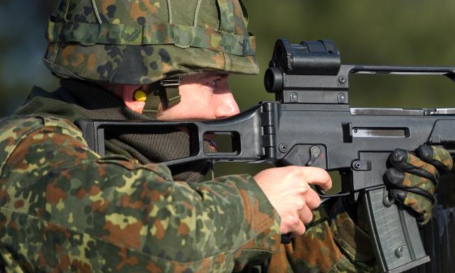 FILED - 01 February 2011, Saxony, Nochten: A recruit to the signal battalion 701 from Frankenburg holds a Heckler & Koch G36 rifle at the Upper Lusation military training ground near Nochten, Germany. Photo: Arno Burgi/dpa-Zentralbild/dpa