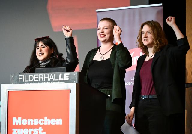 18 October 2025, Baden-Württemberg, Leinfelden-Echterdingen: The top trio for the state election in Baden-Wuerttemberg 2026, Mersedeh Ghazaei (L-R), Kim Sophie Bohnen and Amelie Vollmer stand on the podium at the state party conference of Die Linke Baden-Wuerttemberg. Photo: Bernd Weißbrod/dpa