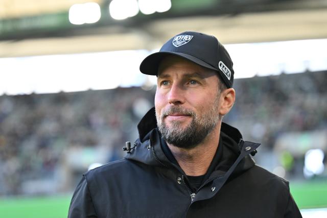 18 October 2025, Lower Saxony, Wolfsburg: Stuttgart coach Sebastian Hoeness pictured prior to the start of the German Bundesliga soccer match between VfL Wolfsburg and VfB Stuttgart at Volkswagen Arena. Photo: Swen Pförtner/dpa - WICHTIGER HINWEIS: Gemäß den Vorgaben der DFL Deutsche Fußball Liga bzw. des DFB Deutscher Fußball-Bund ist es untersagt, in dem Stadion und/oder vom Spiel angefertigte Fotoaufnahmen in Form von Sequenzbildern und/oder videoähnlichen Fotostrecken zu verwerten bzw. verwerten zu lassen.