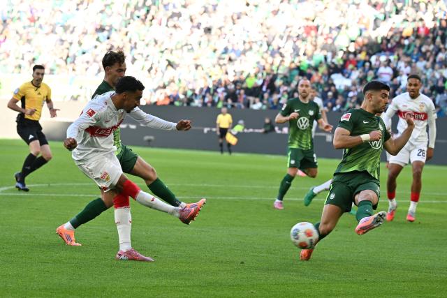 18 October 2025, Lower Saxony, Wolfsburg: Stuttgart's Tiago Tomas (L) takes a shot on goal during the German Bundesliga soccer match between VfL Wolfsburg and VfB Stuttgart at Volkswagen Arena. Photo: Swen Pförtner/dpa - WICHTIGER HINWEIS: Gemäß den Vorgaben der DFL Deutsche Fußball Liga bzw. des DFB Deutscher Fußball-Bund ist es untersagt, in dem Stadion und/oder vom Spiel angefertigte Fotoaufnahmen in Form von Sequenzbildern und/oder videoähnlichen Fotostrecken zu verwerten bzw. verwerten zu lassen.