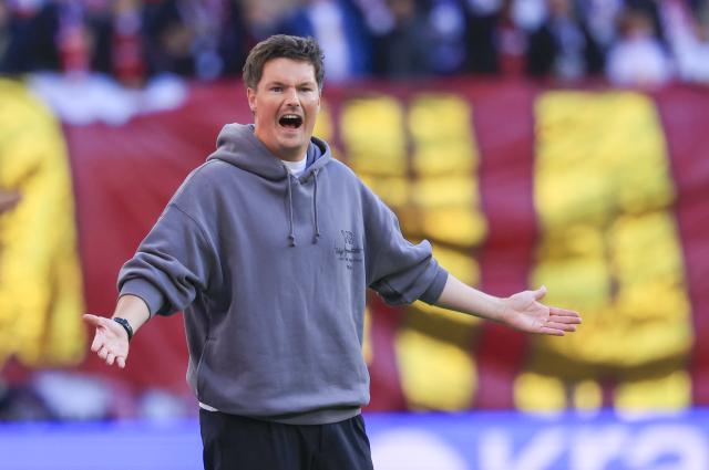 18 October 2025, Saxony, Leipzig: Hamburger coach Merlin Polzin gestures on the touchline during the German Bundesliga soccer match between RB Leipzig and Hamburger SV at Red Bull Arena. Photo: Jan Woitas/dpa - WICHTIGER HINWEIS: Gemäß den Vorgaben der DFL Deutsche Fußball Liga bzw. des DFB Deutscher Fußball-Bund ist es untersagt, in dem Stadion und/oder vom Spiel angefertigte Fotoaufnahmen in Form von Sequenzbildern und/oder videoähnlichen Fotostrecken zu verwerten bzw. verwerten zu lassen.