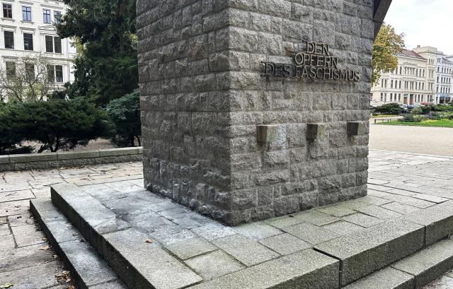 16 October 2025, Saxony, Goerlitz: Ashes and traces of fire can be seen at the memorial to the victims of fascism in Goerlitz after unknown perpetrators burned books. Photo: Danilo Dittrich/dpa