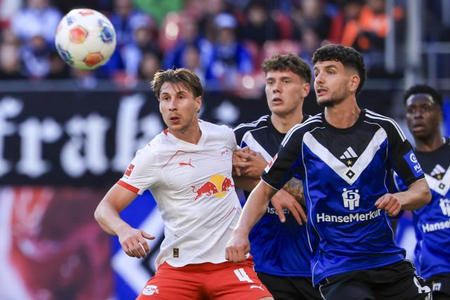 18 October 2025, Saxony, Leipzig: Leipzig's Willi Orban (L) and Hamburger's Daniel Elfadli battle for the ball during the German Bundesliga soccer match between RB Leipzig and Hamburger SV at Red Bull Arena. Photo: Jan Woitas/dpa - WICHTIGER HINWEIS: Gemäß den Vorgaben der DFL Deutsche Fußball Liga bzw. des DFB Deutscher Fußball-Bund ist es untersagt, in dem Stadion und/oder vom Spiel angefertigte Fotoaufnahmen in Form von Sequenzbildern und/oder videoähnlichen Fotostrecken zu verwerten bzw. verwerten zu lassen.