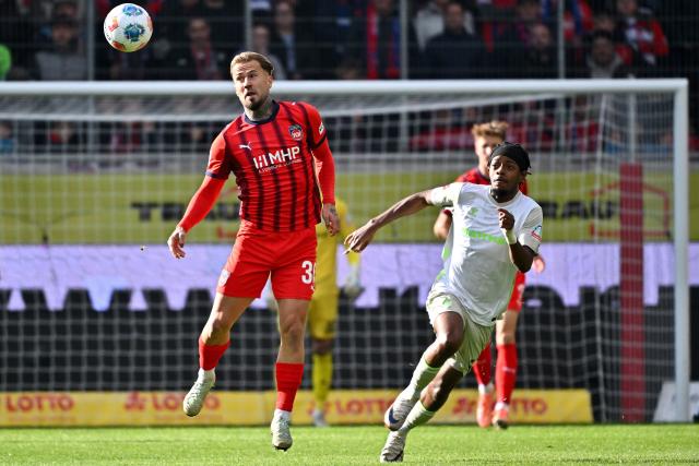 18 October 2025, Baden-Wuerttemberg, Heidenheim: Heidenheim's Niklas Dorsch (L) and Werder Bremen's Samuel Mbangula battle for the ball during the German Bundesliga soccer match between 1. FC Heidenheim and Werder Bremen at Voith-Arena. Photo: Jan-Philipp Strobel/dpa - WICHTIGER HINWEIS: Gemäß den Vorgaben der DFL Deutsche Fußball Liga bzw. des DFB Deutscher Fußball-Bund ist es untersagt, in dem Stadion und/oder vom Spiel angefertigte Fotoaufnahmen in Form von Sequenzbildern und/oder videoähnlichen Fotostrecken zu verwerten bzw. verwerten zu lassen.