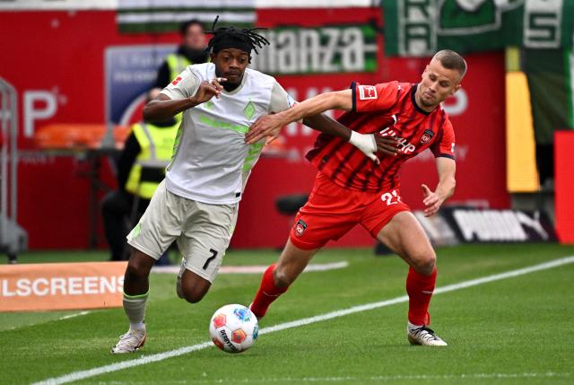 18 October 2025, Baden-Wuerttemberg, Heidenheim: Werder Bremen's Samuel Mbangula (L) and Heidenheim's Adrian Beck battle for the ball during the German Bundesliga soccer match between 1. FC Heidenheim and Werder Bremen at Voith-Arena. Photo: Jan-Philipp Strobel/dpa - WICHTIGER HINWEIS: Gemäß den Vorgaben der DFL Deutsche Fußball Liga bzw. des DFB Deutscher Fußball-Bund ist es untersagt, in dem Stadion und/oder vom Spiel angefertigte Fotoaufnahmen in Form von Sequenzbildern und/oder videoähnlichen Fotostrecken zu verwerten bzw. verwerten zu lassen.