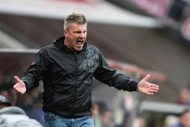 18 October 2025, North Rhine-Westphalia, Cologne: Cologne coach Lukas Kwasniok gestures on the touchline during the German Bundesliga soccer match between 1. FC Cologne and FC Augsburg at RheinEnergieStadion. Photo: Marius Becker/dpa - WICHTIGER HINWEIS: Gemäß den Vorgaben der DFL Deutsche Fußball Liga bzw. des DFB Deutscher Fußball-Bund ist es untersagt, in dem Stadion und/oder vom Spiel angefertigte Fotoaufnahmen in Form von Sequenzbildern und/oder videoähnlichen Fotostrecken zu verwerten bzw. verwerten zu lassen.