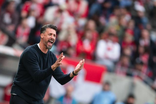 18 October 2025, North Rhine-Westphalia, Cologne: Augsburg coach Sandro Wagner gestures on the touchline during the German Bundesliga soccer match between 1. FC Cologne and FC Augsburg at RheinEnergieStadion. Photo: Marius Becker/dpa - WICHTIGER HINWEIS: Gemäß den Vorgaben der DFL Deutsche Fußball Liga bzw. des DFB Deutscher Fußball-Bund ist es untersagt, in dem Stadion und/oder vom Spiel angefertigte Fotoaufnahmen in Form von Sequenzbildern und/oder videoähnlichen Fotostrecken zu verwerten bzw. verwerten zu lassen.