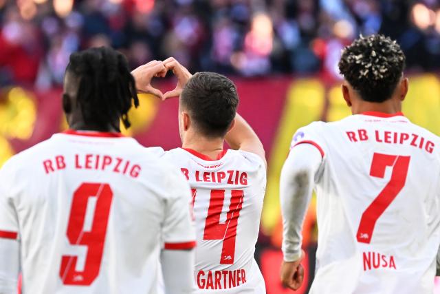18 October 2025, Saxony, Leipzig: Leipzig's Christoph Baumgartner (C) celebrates scoring his side's first goal with teammates during the German Bundesliga soccer match between RB Leipzig and Hamburger SV at Red Bull Arena. Photo: Jennifer Brückner/dpa - WICHTIGER HINWEIS: Gemäß den Vorgaben der DFL Deutsche Fußball Liga bzw. des DFB Deutscher Fußball-Bund ist es untersagt, in dem Stadion und/oder vom Spiel angefertigte Fotoaufnahmen in Form von Sequenzbildern und/oder videoähnlichen Fotostrecken zu verwerten bzw. verwerten zu lassen.
