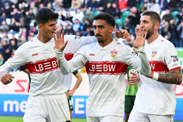18 October 2025, Lower Saxony, Wolfsburg: Stuttgart's Tiago Tomas (C) celebrates scoring his side's first goal with teammates Chema Andres (L) and Jeff Chabot during the German Bundesliga soccer match between VfL Wolfsburg and VfB Stuttgart at Volkswagen Arena. Photo: Swen Pförtner/dpa - WICHTIGER HINWEIS: Gemäß den Vorgaben der DFL Deutsche Fußball Liga bzw. des DFB Deutscher Fußball-Bund ist es untersagt, in dem Stadion und/oder vom Spiel angefertigte Fotoaufnahmen in Form von Sequenzbildern und/oder videoähnlichen Fotostrecken zu verwerten bzw. verwerten zu lassen.