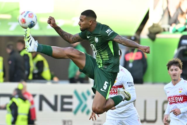 18 October 2025, Lower Saxony, Wolfsburg: Wolfsburg's Vinicius Souza in action during the German Bundesliga soccer match between VfL Wolfsburg and VfB Stuttgart at Volkswagen Arena. Photo: Swen Pförtner/dpa - WICHTIGER HINWEIS: Gemäß den Vorgaben der DFL Deutsche Fußball Liga bzw. des DFB Deutscher Fußball-Bund ist es untersagt, in dem Stadion und/oder vom Spiel angefertigte Fotoaufnahmen in Form von Sequenzbildern und/oder videoähnlichen Fotostrecken zu verwerten bzw. verwerten zu lassen.