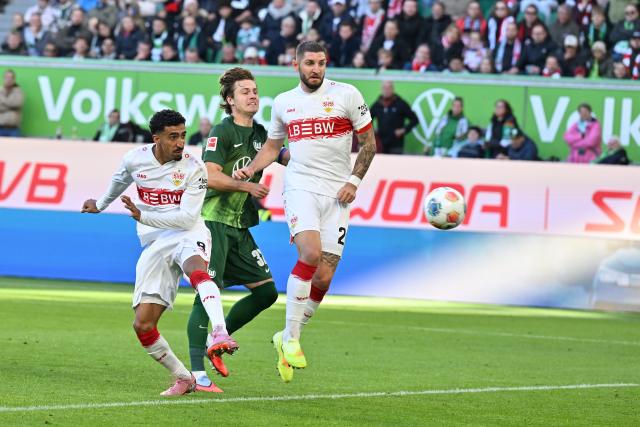 18 October 2025, Lower Saxony, Wolfsburg: Stuttgart's Tiago Tomas (L) scores his side's first goal during the German Bundesliga soccer match between VfL Wolfsburg and VfB Stuttgart at Volkswagen Arena. Photo: Swen Pförtner/dpa - WICHTIGER HINWEIS: Gemäß den Vorgaben der DFL Deutsche Fußball Liga bzw. des DFB Deutscher Fußball-Bund ist es untersagt, in dem Stadion und/oder vom Spiel angefertigte Fotoaufnahmen in Form von Sequenzbildern und/oder videoähnlichen Fotostrecken zu verwerten bzw. verwerten zu lassen.