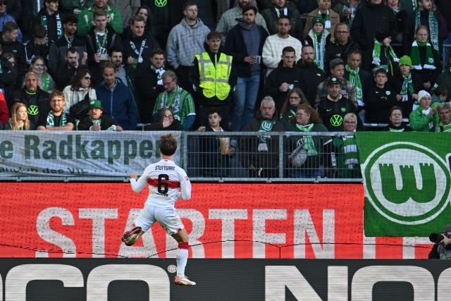 18 October 2025, Lower Saxony, Wolfsburg: Stuttgart's Angelo Stiller celebrates scoring his side's third goal during the German Bundesliga soccer match between VfL Wolfsburg and VfB Stuttgart at Volkswagen Arena. Photo: Swen Pförtner/dpa - WICHTIGER HINWEIS: Gemäß den Vorgaben der DFL Deutsche Fußball Liga bzw. des DFB Deutscher Fußball-Bund ist es untersagt, in dem Stadion und/oder vom Spiel angefertigte Fotoaufnahmen in Form von Sequenzbildern und/oder videoähnlichen Fotostrecken zu verwerten bzw. verwerten zu lassen.
