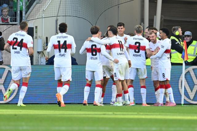 18 October 2025, Lower Saxony, Wolfsburg: Stuttgart's Maximilian Mittelstaedt (2nd R) celebrates scoring his side's second goal with teammates during the German Bundesliga soccer match between VfL Wolfsburg and VfB Stuttgart at Volkswagen Arena. Photo: Swen Pförtner/dpa - WICHTIGER HINWEIS: Gemäß den Vorgaben der DFL Deutsche Fußball Liga bzw. des DFB Deutscher Fußball-Bund ist es untersagt, in dem Stadion und/oder vom Spiel angefertigte Fotoaufnahmen in Form von Sequenzbildern und/oder videoähnlichen Fotostrecken zu verwerten bzw. verwerten zu lassen.