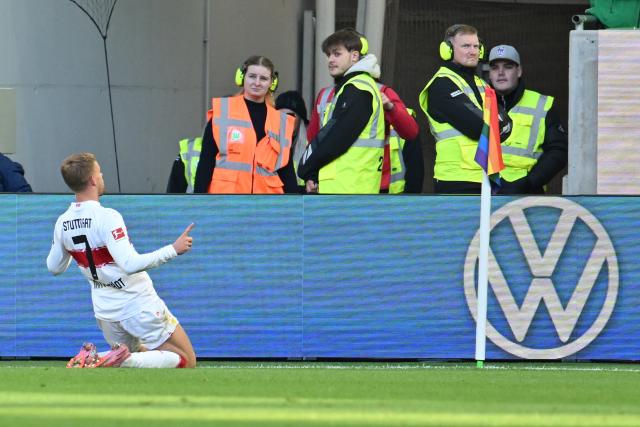 18 October 2025, Lower Saxony, Wolfsburg: Stuttgart's Maximilian Mittelstaedt celebrates scoring his side's second goal during the German Bundesliga soccer match between VfL Wolfsburg and VfB Stuttgart at Volkswagen Arena. Photo: Swen Pförtner/dpa - WICHTIGER HINWEIS: Gemäß den Vorgaben der DFL Deutsche Fußball Liga bzw. des DFB Deutscher Fußball-Bund ist es untersagt, in dem Stadion und/oder vom Spiel angefertigte Fotoaufnahmen in Form von Sequenzbildern und/oder videoähnlichen Fotostrecken zu verwerten bzw. verwerten zu lassen.