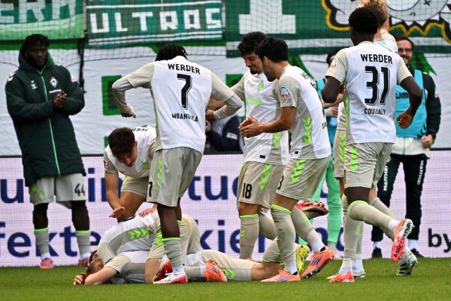 18 October 2025, Baden-Wuerttemberg, Heidenheim: Bremen players celebrate their side's first goal during the German Bundesliga soccer match between 1. FC Heidenheim and Werder Bremen at Voith-Arena. Photo: Jan-Philipp Strobel/dpa - WICHTIGER HINWEIS: Gemäß den Vorgaben der DFL Deutsche Fußball Liga bzw. des DFB Deutscher Fußball-Bund ist es untersagt, in dem Stadion und/oder vom Spiel angefertigte Fotoaufnahmen in Form von Sequenzbildern und/oder videoähnlichen Fotostrecken zu verwerten bzw. verwerten zu lassen.