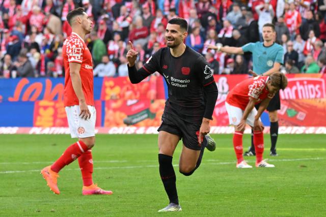 18 October 2025, Rhineland-Palatinate, Mainz: Bayer Leverkusen's Martin Terrier celebrates scoring his side's fourth goal during the German Bundesliga soccer match between FSV Mainz 05 and Bayer Leverkusen at Mewa Arena. Photo: Torsten Silz/dpa - WICHTIGER HINWEIS: Gemäß den Vorgaben der DFL Deutsche Fußball Liga bzw. des DFB Deutscher Fußball-Bund ist es untersagt, in dem Stadion und/oder vom Spiel angefertigte Fotoaufnahmen in Form von Sequenzbildern und/oder videoähnlichen Fotostrecken zu verwerten bzw. verwerten zu lassen.