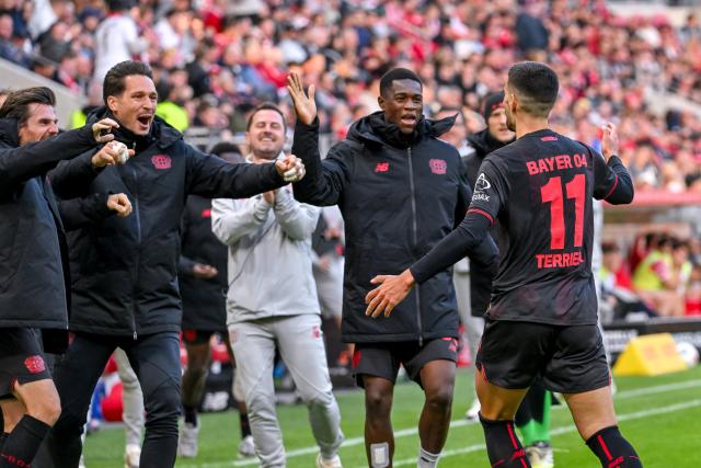 18 October 2025, Rhineland-Palatinate, Mainz: Bayer Leverkusen's Martin Terrier (R) celebrates scoring his side's fourth goal with teammates during the German Bundesliga soccer match between FSV Mainz 05 and Bayer Leverkusen at Mewa Arena. Photo: Torsten Silz/dpa - WICHTIGER HINWEIS: Gemäß den Vorgaben der DFL Deutsche Fußball Liga bzw. des DFB Deutscher Fußball-Bund ist es untersagt, in dem Stadion und/oder vom Spiel angefertigte Fotoaufnahmen in Form von Sequenzbildern und/oder videoähnlichen Fotostrecken zu verwerten bzw. verwerten zu lassen.