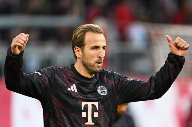 18 October 2025, Bavaria, Munich: Bayern Munich's Harry Kane warms up prior to the start of the German Bundesliga soccer match between Bayern Munich and Borussia Dortmund at Allianz Arena. Photo: Sven Hoppe/dpa - IMPORTANT NOTICE: DFL and DFB regulations prohibit any use of photographs as image sequences and/or quasi-video.