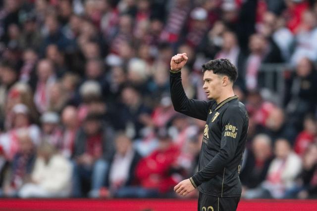 18 October 2025, North Rhine-Westphalia, Cologne: Augsburg's Fabian Rieder celebrates scoring his side's first goal during the German Bundesliga soccer match between 1. FC Cologne and FC Augsburg at RheinEnergieStadion. Photo: Marius Becker/dpa - WICHTIGER HINWEIS: Gemäß den Vorgaben der DFL Deutsche Fußball Liga bzw. des DFB Deutscher Fußball-Bund ist es untersagt, in dem Stadion und/oder vom Spiel angefertigte Fotoaufnahmen in Form von Sequenzbildern und/oder videoähnlichen Fotostrecken zu verwerten bzw. verwerten zu lassen.