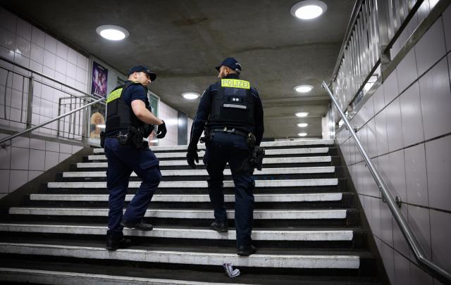 10 October 2025, Berlin: Police officers from the Berlin police's hotspot and presence unit (BPE) walk through the subway station at Kottbusser Tor in Kreuzberg. Photo: Bernd von Jutrczenka/dpa